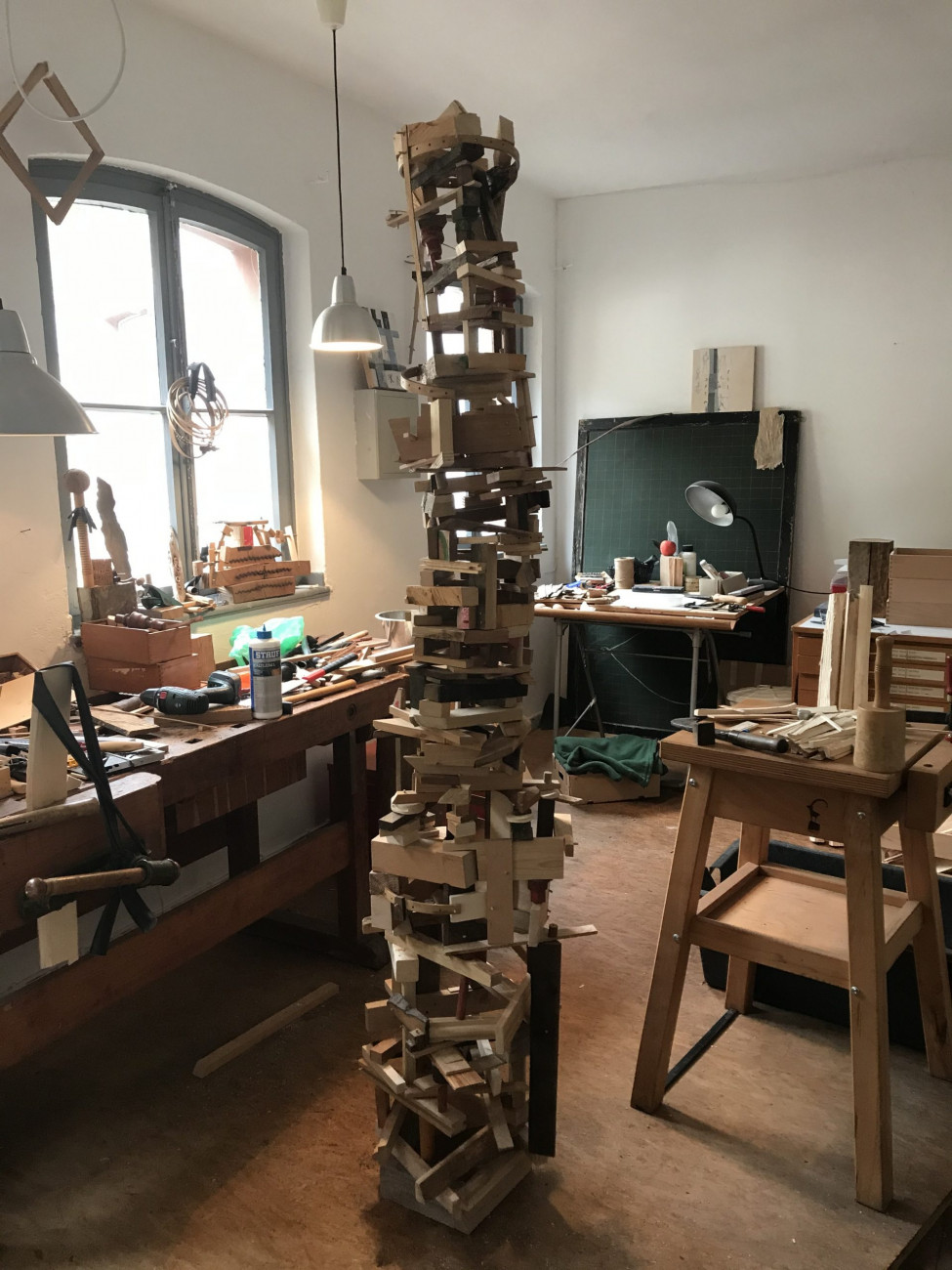 Britta Deutsch, Auch die größten Türme haben kleine Anfänge Atelieransicht mit Turm