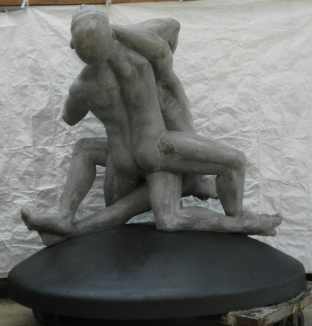 Andreas Nehring, &#8220;Teamwork&#8221; eine lebensgroße Statue aus versiegeltem Stahlbeton.