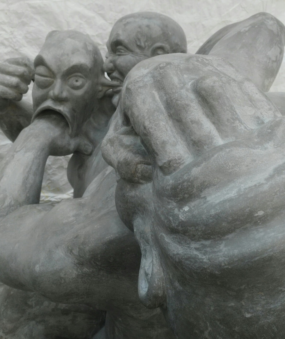 Andreas Nehring, &#8220;Teamwork&#8221; eine lebensgroße Statue aus versiegeltem Stahlbeton.