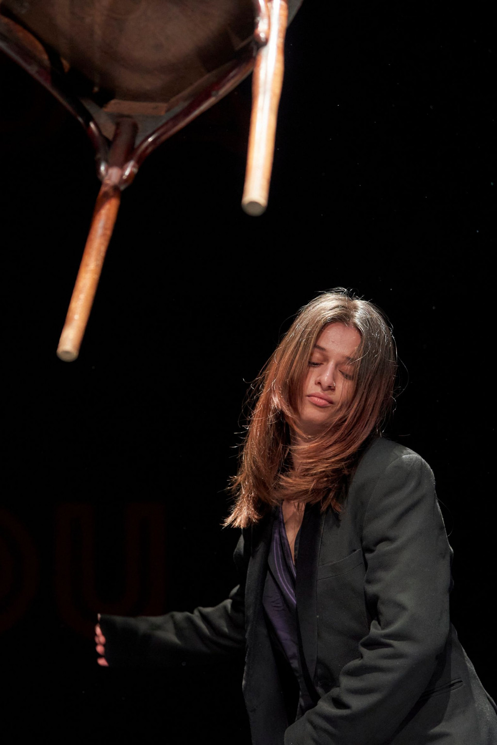 Oh Endless Is This Misery, Oh Endless Is This Misery Oh Endless Is This Misery 5.-7. Oktober 2023 im Mousonturm Frankfurt Live-Hörspiel zum Weltkongress gegen Imperialismus und Kolonialisierung von 1929 in Frankfurt am Main von und mit: Sophie Agnel: Musik (Piano) .. aus Paris Akademischer Arbeiterliederchor Frankfurt: Lieder von Hanns Eisler .. aus Frankfurt Oliver Augst: Konzept, Realisation, Gesang .. aus Frankfurt, Ludwigshafen und Paris Larry Bonćhaka: Musik (Talking Drums), Objekte .. aus Ghana, Frankfurt Marcel Daemgen: Musik (Electronics), Text-Sampling .. aus Offenbach Elisa Lou Ehinger: Sprache .. aus Offenbach Nicole Horny: Mitarbeit Realisation .. aus Frankfurt Sopo Kashakashvili: Text-Projektion, Stimme, Objekte .. aus Georgien, Frankfurt Philippe Pirotte: Idee .. aus Belgien, Indonesien Tracey Rose: Stimme, Performance, Puppenspiel .. aus Südafrika Melati Suryodarmo: Stimme, Performance .. aus Indonesien Sadie Woods: Stimme, Deejay, Sound .. aus den USA Produktion: textXTND Koproduktion mit Künstler*innenhaus Mousonturm, Medienpartnerschaft und Kooperation: Hessischer Rundfunk, hr2-kultur / Journal Frankfurt Gefördert durch: Hessisches Ministerium für Wissenschaft und Kunst, Kulturamt der Stadt Frankfurt am Main, Kulturfonds Frankfurt RheinMain, Projektträger: Spinnkultur e. V.