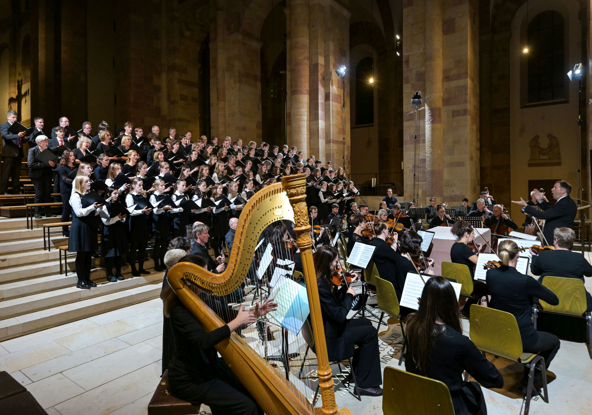 Internationale Musiktage Dom zu Speyer 2026, Internationale Musiktage Dom zu Speyer 2026 Speyer, Eröffnungskonzert Dommusiktage, DAS BUCH DER PSALMEN –KLANG GEWORDENER GLAUBE Psalmvertonungen von Heinrich Schütz,Claudio Monteverdi, Felix Mendelssohn Bartholdy,John Rutter und Arvo PärtRebecca Blanz, Anabelle Hund &amp; Birgit Stöckler, Sopran Anne Bierwirth, Alt Sebastian Hübner &amp; Christian Dietz, Tenor Manfred Bittner, Bass KathedralJugendChor Speyer, Domchor Speyer, Kammerphilharmonie Mannheim, Markus Melchiori und Joachim Weller, Leitung