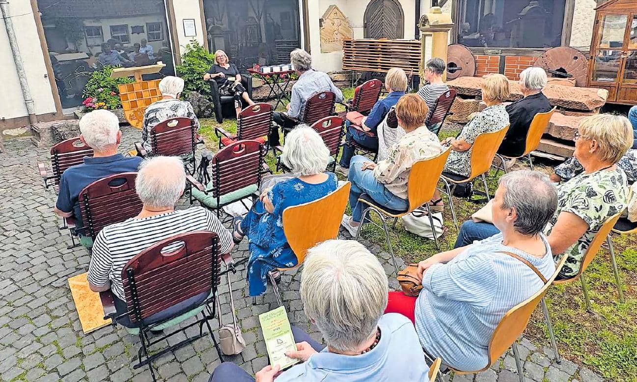 Kibo liest und lauscht, Kibo liest und lauscht